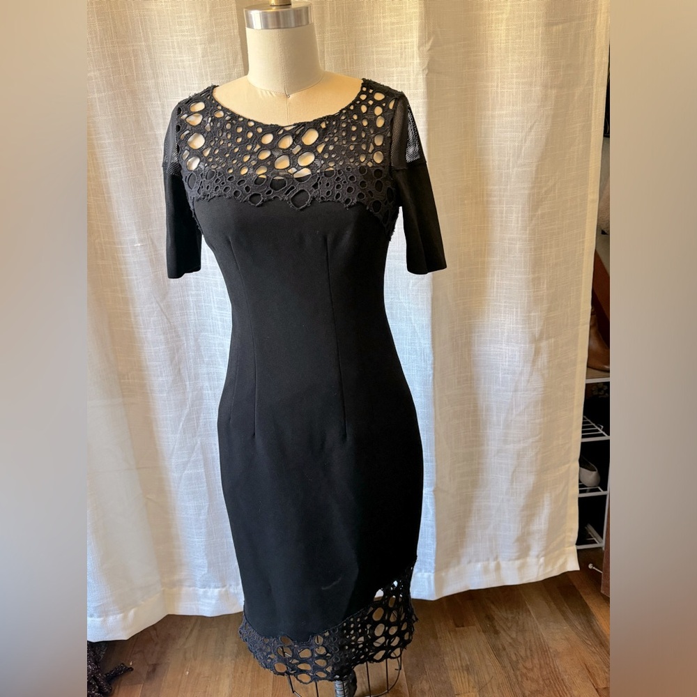 TAHARI DRESS WITH PRETTY LACE DETAIL